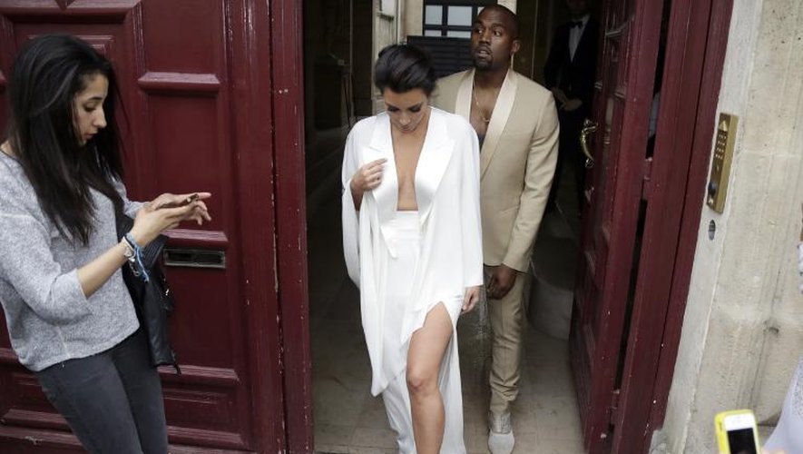 La vedette de téléréalité américaine Kim Kardashian et le rappeur américain Kanye West à Paris le 23 mai 2014, avant leur départ pour la Toscane où ils sont arrivés en milieu de journée samedi pour célébrer leur mari