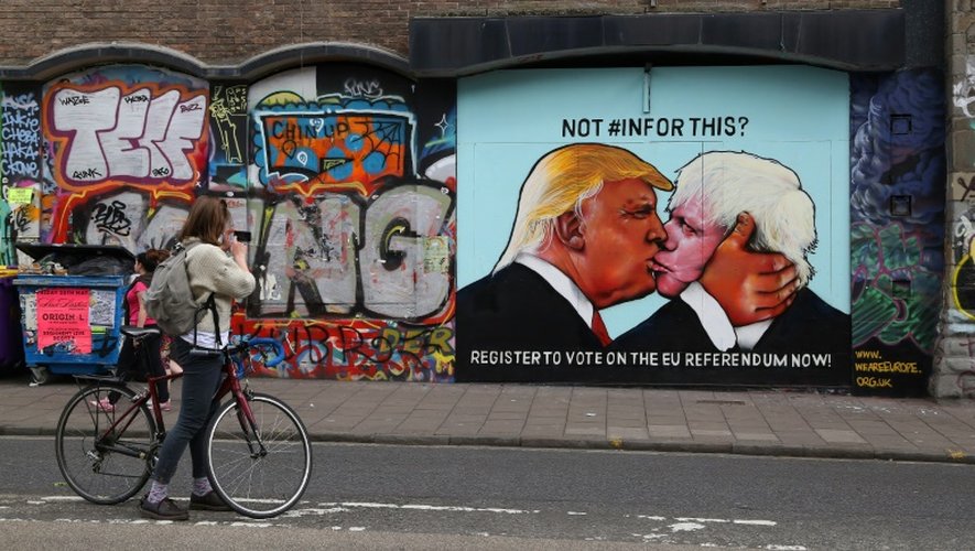 Graffiti représentant le candidat républicain à la présidentielle américaine Donald Trump (g) embrassant le maire de Londres Boris Johnson, peint par un mouvement pro-UE sur un mur de Bristol au sud-ouest de l'Angleterre, photographié le 24 mai 2016