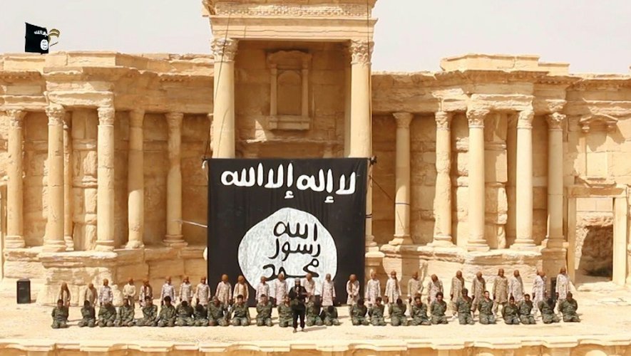 Capture d'écran d'une vidéo diffusée par le média jihadiste Welayat Homs le 4 juillet 2015, censée montrer des soldats syriens agenouillés devant des adolescents dans l'amphithéâtre de Palmyre