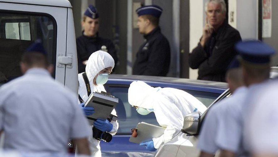Des experts en médecine légale sur les lieux où 3 personnes ont été tuées lors d'une fusillade devant et dans le Musée Juif de Belgique, le 24 mai 2014 à Bruxelles