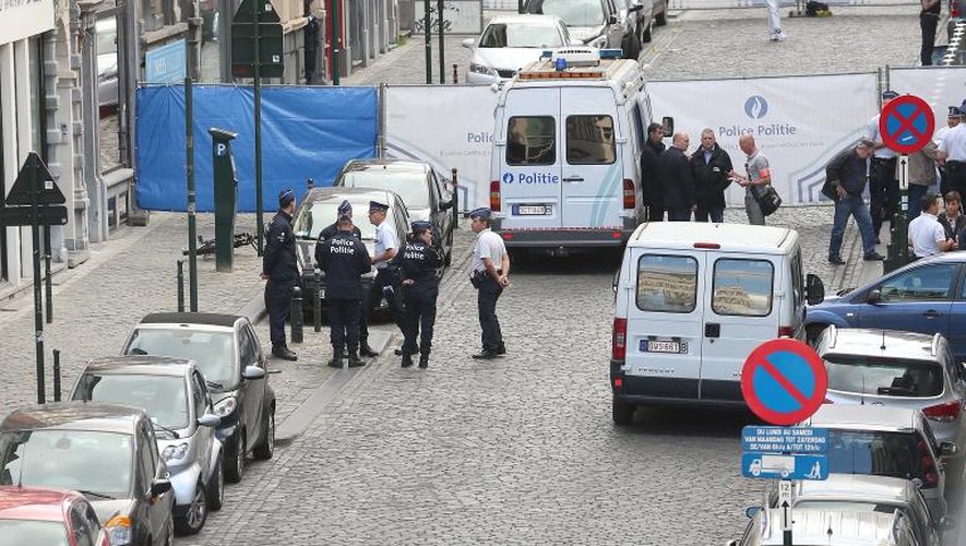Des policiers devant le lieu où 3 personnes ont été tuées et une grièvement blessée lors d'une fusillade devant et dans le Musée Juif de Belgique, le 24 mai 2014 à Bruxelles