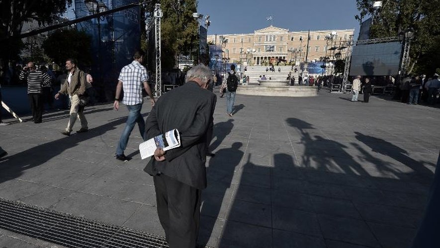 Un vieil homme, tenant une brochure sur les élections européennes de promène place Syntagma le 24 mai 2014 à Athènes