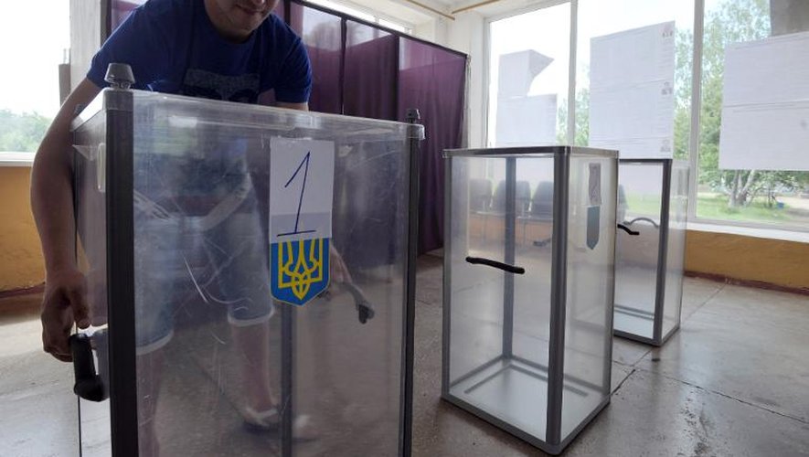 Installation des urnes le 24 mai 2014 dans un bureau de vote de Donetsk