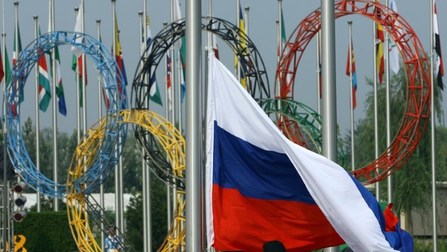 Le drapeau russe est hissé au village olympique lors de la cérémonie d'accueil des athlètes, le 5 août 2008 à Pékin