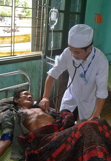 Ho Van Thanh, un Vietnamien de 82 ans qui aurait  vécu pendant quarante ans dans la jungle, examiné par un médecin le 8 août 2013