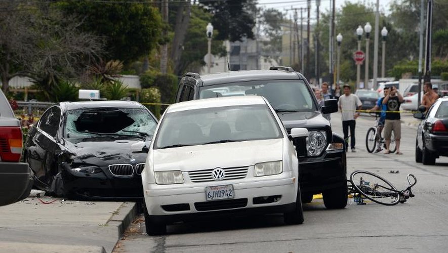 La BMW noire accidentée d'Elliot Rodger, fils d'un réalisateur d'Hollywood, à l'issue de son équipée meurtrière commise le 24 mai 2014 à Isla Vista, près du campus de l'Université de Californie à Santa Barbara