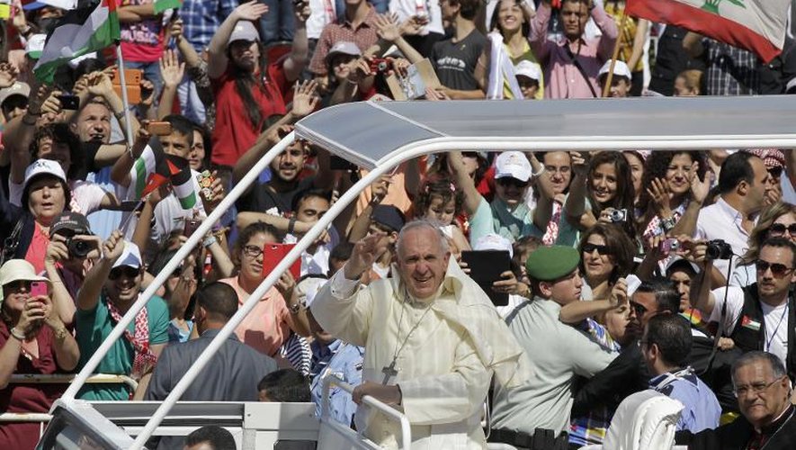 Arrivée du pape François le 24 mai 2014 dans le stade d'Amman pour y célébrer la messe