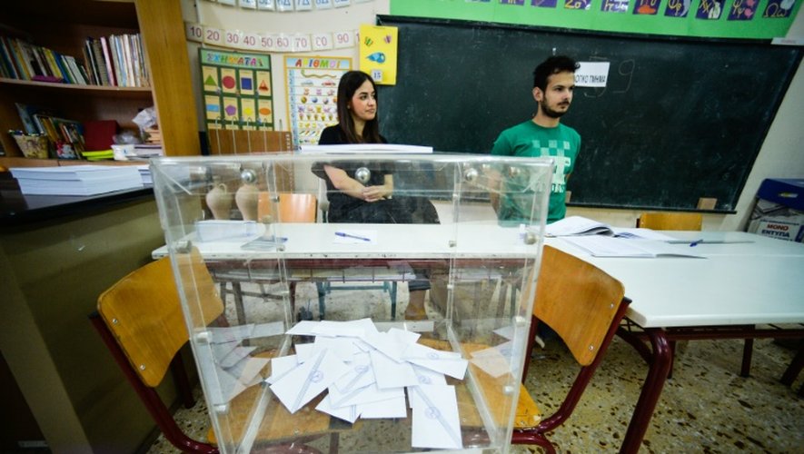 Une urne prête à recueillir les votes des Grecs dans une salle de classe transformée en bureau de vote à Athènes, le 5 juillet 2015