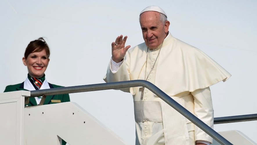 Le pape François salue les journalistes alors qu'il embarque pour une tournée en Amérique du sud, depuis l'aéroport de Fiumicino à Rome, le 5 juillet 2015