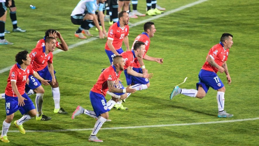 Les joueurs chiliens explosent de joie après avoir remporté la Copa America face à l'Argentine, le 4 juillet 2015 à Santiago