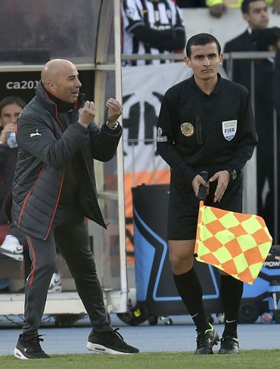 L'entraîneur du Chili Jorge Sampaoli (g) donne des instructions à ses joueurs lors de la finale de la Copa America contre l'Argentine, le 4 juillet 2015 à Santiago