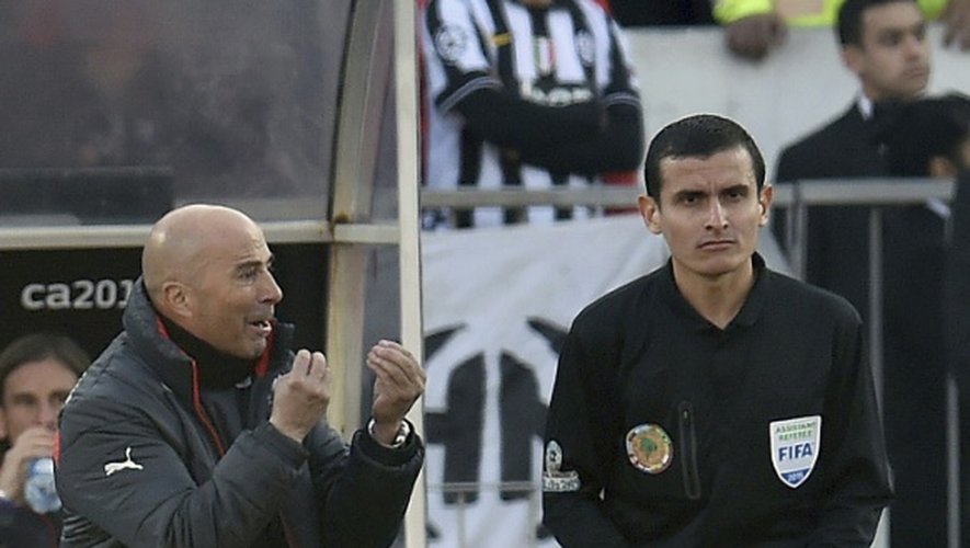 L'entraîneur du Chili Jorge Sampaoli (g) donne des instructions à ses joueurs lors de la finale de la Copa America contre l'Argentine, le 4 juillet 2015 à Santiago
