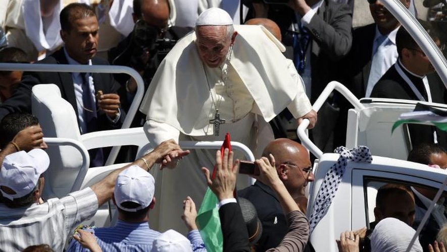 Le pape François au milieu de la foule à Bethléem dans les Territoires palestiniens, le 25 mai 2014