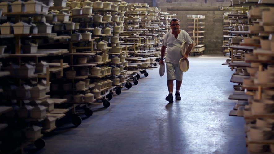 Un homme marche dans l'atelier de poterie de Soufflenheim le 30 juin 2015