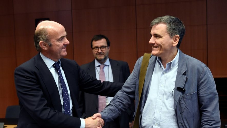 Le ministre grec de l'Economie Euclid Tsakalotos (d) et son homologue espagnol Cristobal Montoro Romero, le 24 mai à Bruxelles