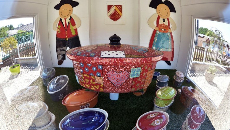 Des poteries traditionnelles alsaciennes vendues dans l'atelier de Soufflenheim le 30 juin 2015