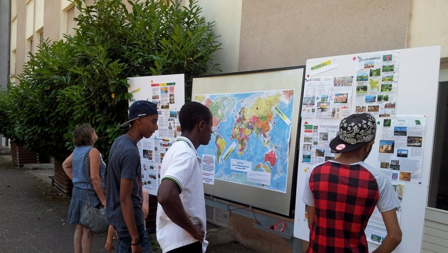 Devant une carte du monde au centre des réfugiés d'Onet.