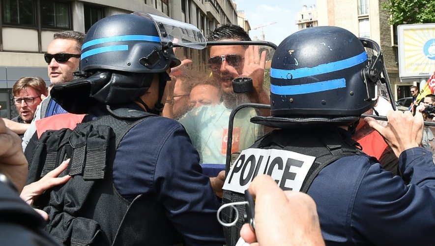 La police disperse des manifestants à Marseille le 25 mai 2016