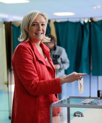 Marine Le Pen dépose son bulletin dans l'urne le 25 mai 2014 à Henin-Beaumont lors des élections européennes