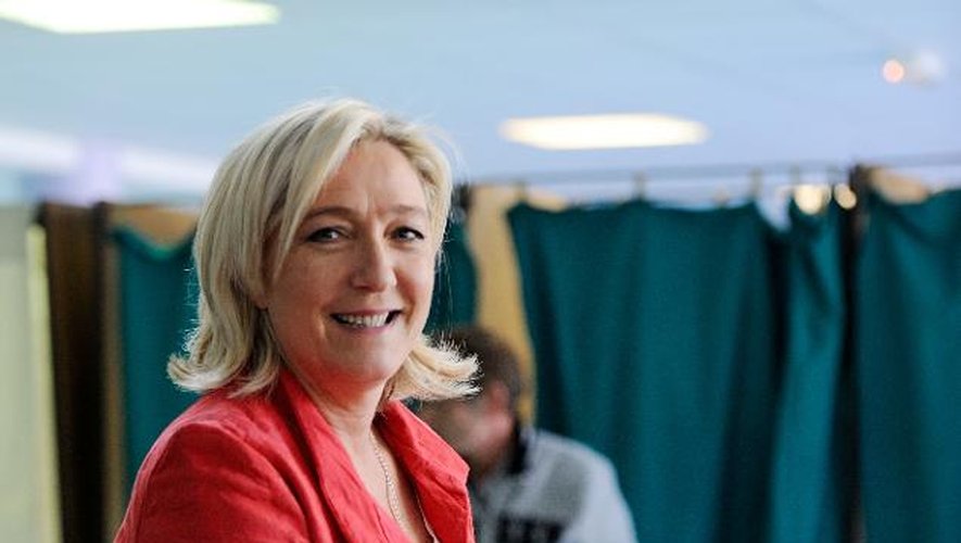 Marine Le Pen dépose son bulletin dans l'urne le 25 mai 2014 à Henin-Beaumont lors des élections européennes