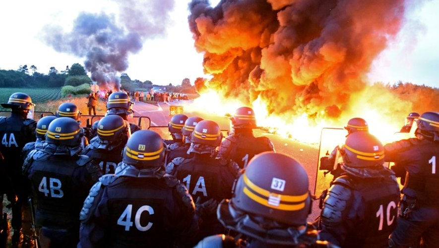 Des pneux incendiés entre les forces de l'ordre et des syndicalistes le 25 mai 2016 à Douchy-Les-Mines