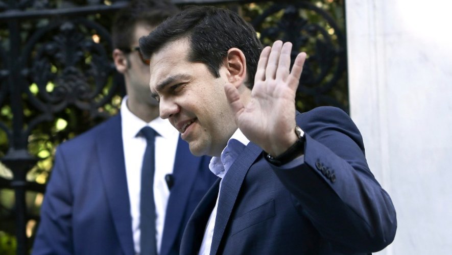 Le Premier ministre grec Alexis Tsipras quitte le Palais Présidentiel à Athènes après une réunion avec les responsables de son parti