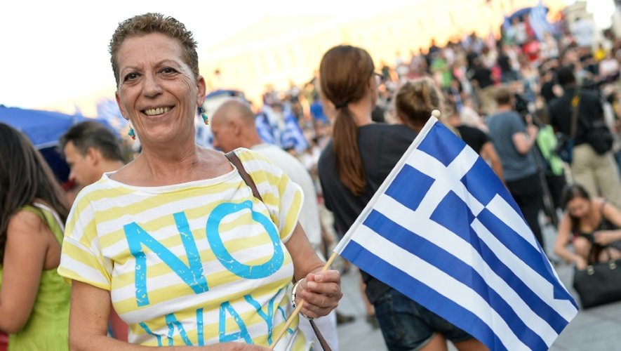Dans le centre d'Athènes, une femme célèbre la victoire du non au réferendum grec