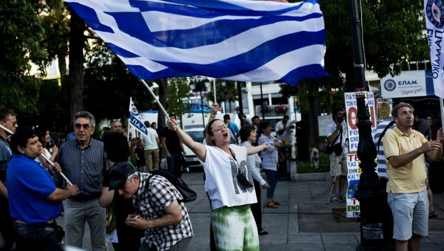 Une femme célèbre la victoire du non au référendum sur la place Syntagma à Athènes, le 5 juillet 2015