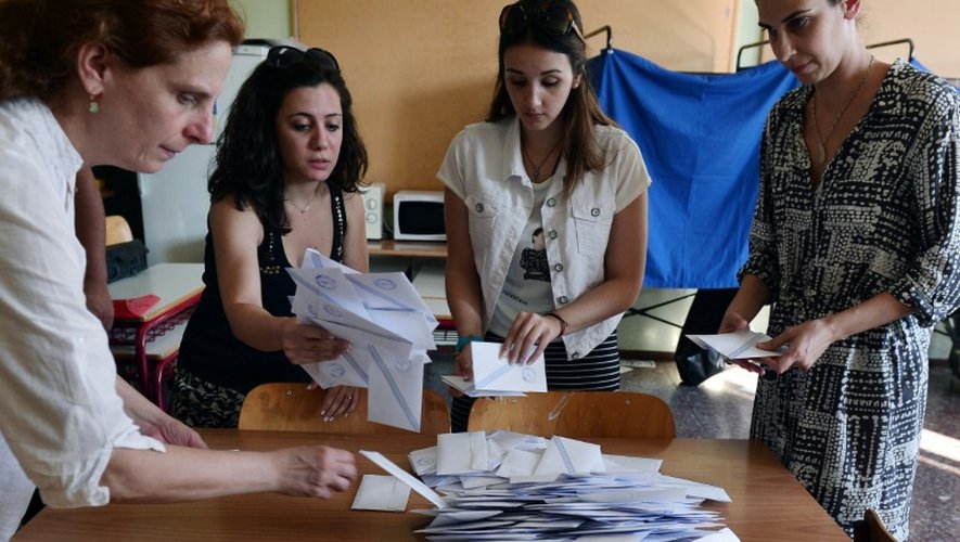 Comptage des bulletins dans un bureau de vote d'Athènes