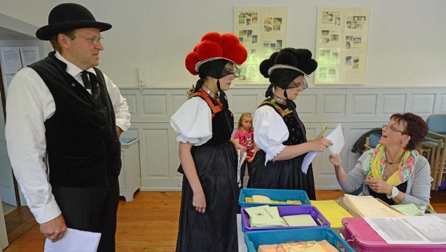 Des électeurs habillés en costume traditionnel dans un bureau de vote à Hornberg-Reichenbach en Allemagne le 25 mai 2014