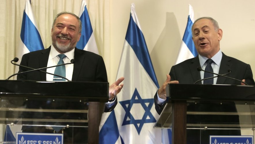 Le Premier ministre israélien  Benjamin Netanyahu (d) et  Avigdor Lieberman viennent de signer un accord le 25 mai 2016 à la Knesset