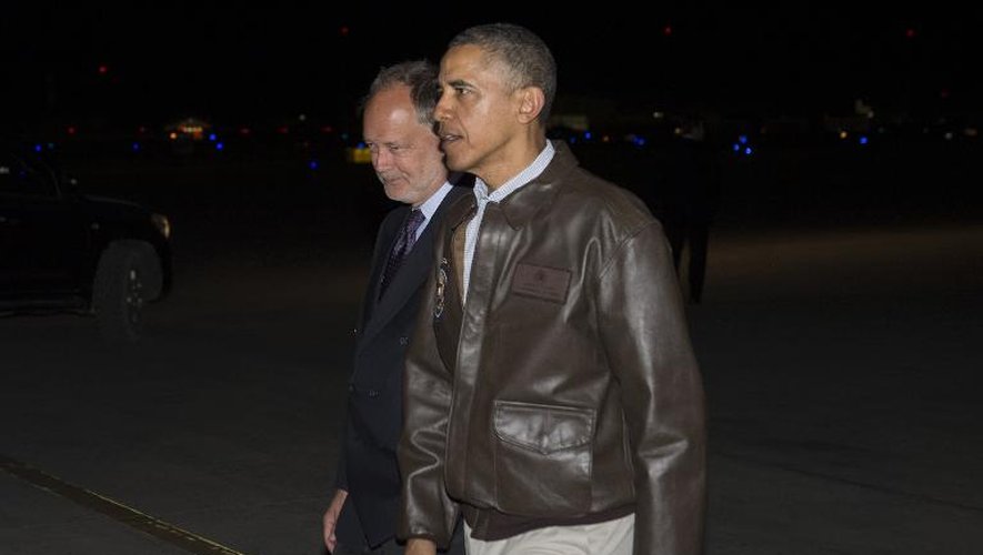 Barack Obama (d) aux côtés de l'ambassadeur américain en Afghanistan James Cunningham, le 25 mai à à la base de l'Isaf (Force internationale de l'Otan) à Bagram près de Kaboul