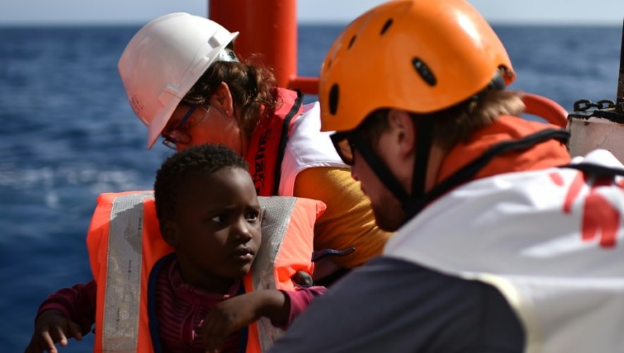 Un enfant migrant secouru à bord de l'Aquarius, navire affrété par SOS Méditerranée et Médecins sans frontières (MSF, le 24 mai 2016 en Méditerranée au large de la Libye