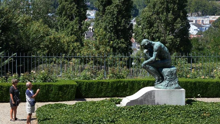 "Le Penseur" d'Auguste Rodin sur sa tombe à la Villa des Brillants, dernière demeure du sculpteur, à Meudon, le 4 août 2013
