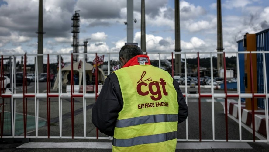 Un militant de la CGTle 24 mai 2016 devant la raffinerie de Feyzin près de Lyon