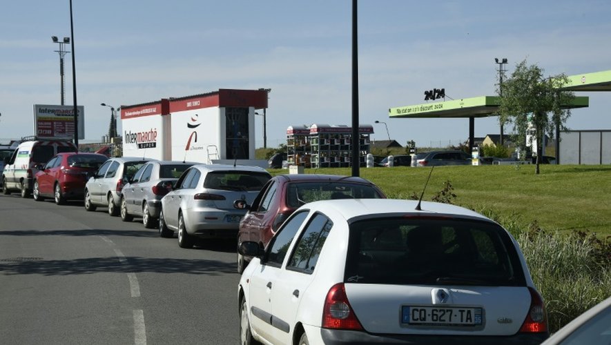 File d'attente d'automobilistes devant une station-service le 24 mai 2016 à Combourg