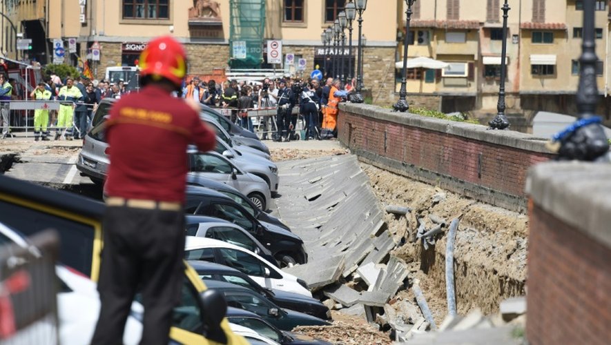 Une partie du quai qui longe le fleuve Arno à Florence s'est effondrée avec une quinzaine de voitures, le 25 mai 2016