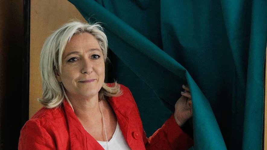 Marine Le Pen sort d'un isoloir à Hénin-Beaumont le 25 mai 2014
