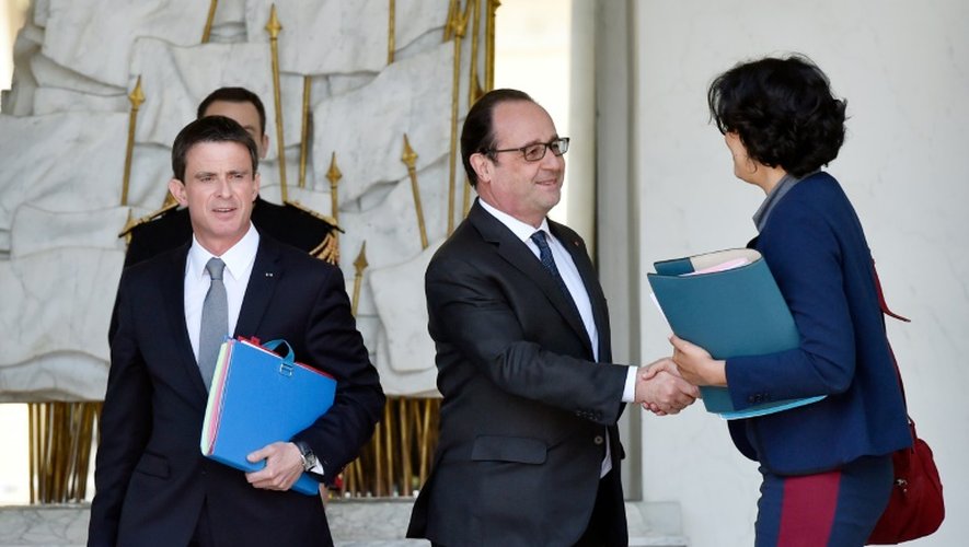 François Hollande entre Manuel Valls et Myriam el-Khomri à la sortie du Conseil des ministres le 25 mai 2016 à l'Elysée à Paris