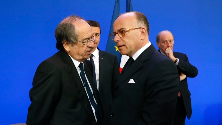 Le président de la Féderation française de foot Noël Le Graët (à gauche) et le ministre de l'Intérieur Bernard Cazeneuve, le 25 mai 2016 à Paris