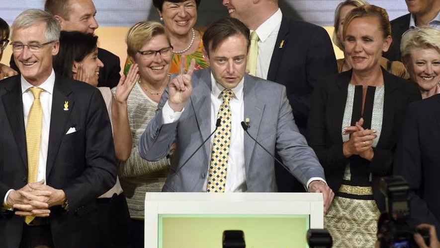 Le maire d'Anvers et leader de la Nouvelle alliance flamande, Bart de Wever fait le signe de la victoire, après l'annonce des résultats, le 14 mai 2014 à Bruxelles