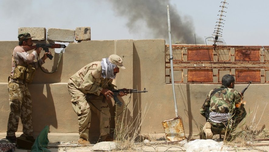 Les forces irakiennes en action lors d'une opération militaire contre les combattants de l'EI dans le village al-Shahabi à l'est de Fallouja, le 24 mai 2016