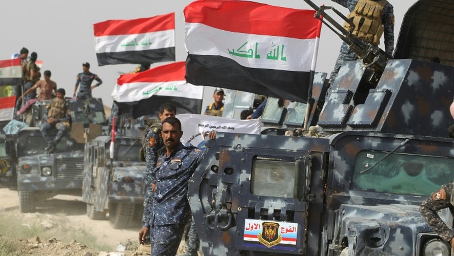 Les forces irakiennes rassemblées dans le village de al-Shahabi à l'est de Fallouja pour combattre l'EI, le 24 mai 2016