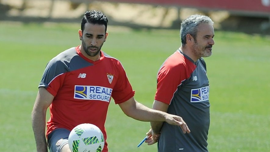 Adil Rami, avec le ballon à l'entraînement avant la finale de la Coupe du Roi, le 21 mai 2016 à Séville