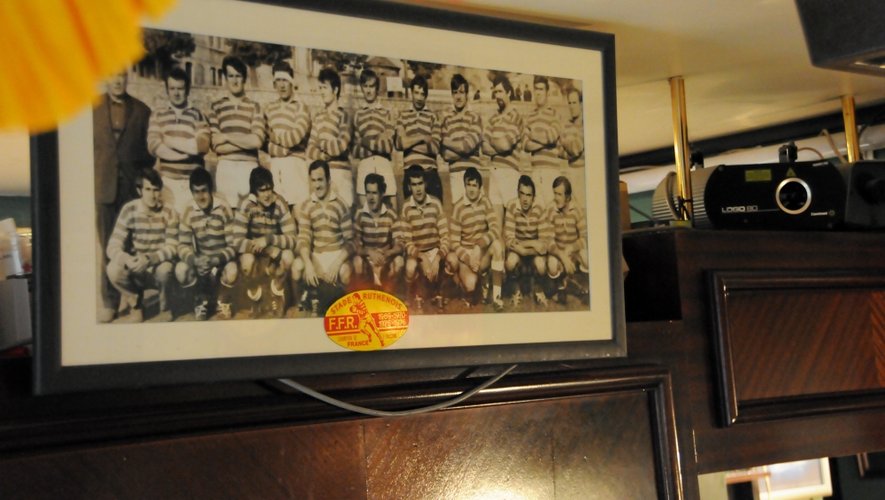 En hommage à leur titre de champion de France de Deuxième Division, la photo de l’équipe de 1970 (ci-dessus) trône en bonne place au sein d’un bar ruthénois, le Pub white rose. En ira-t-il de même pour l’équipe de 2016 dans quelques années ?