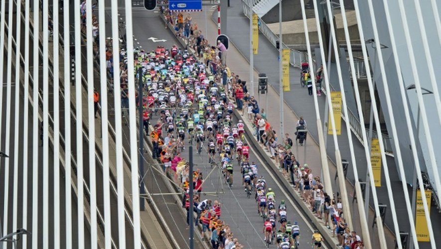 Le peloton franchit le pont Erasmus à Rotterdam, le 5 juillet 2015