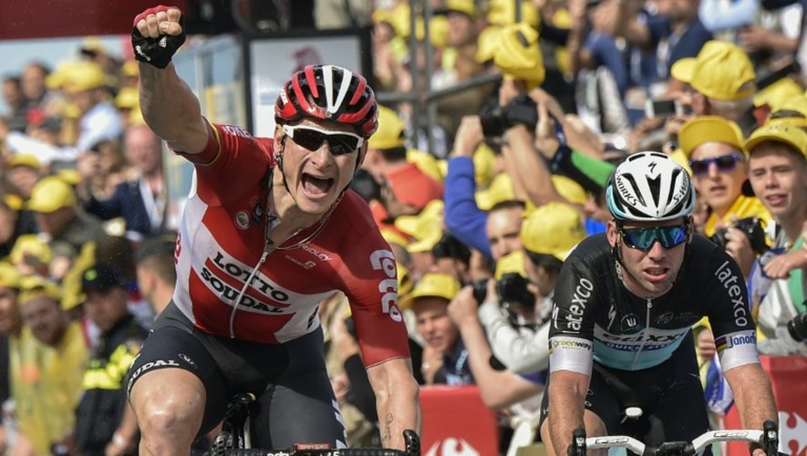 L'Allemand Andre Greipel célèbre sa victoire de la 2e étape du Tour de France 
devant le Britannique Mark Cavendish à Vrouwenpolder au Pays-Bas, le 5 juillet 2015
