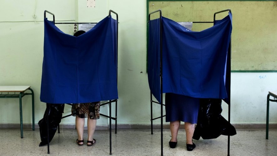 Des isoloirs dans un bureau de vote à Athènes, le 5 juillet 2015
