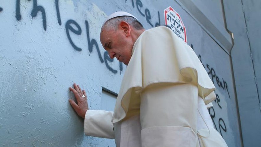 Le pape François devant le mur de séparation à coté de Bethléem, le 25 mai 2014