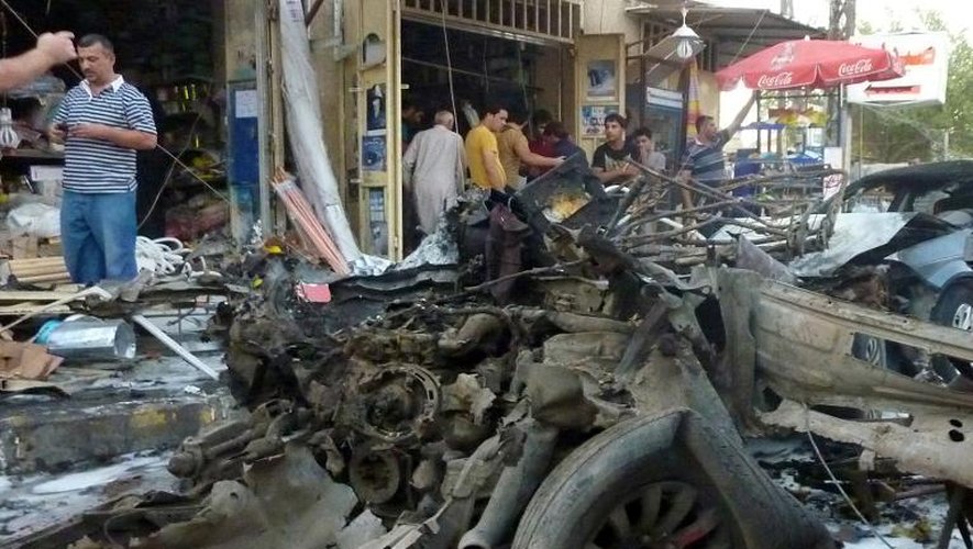 Une voiture piégée explosée après un attentat, le 6 août 2013 à Bagdad